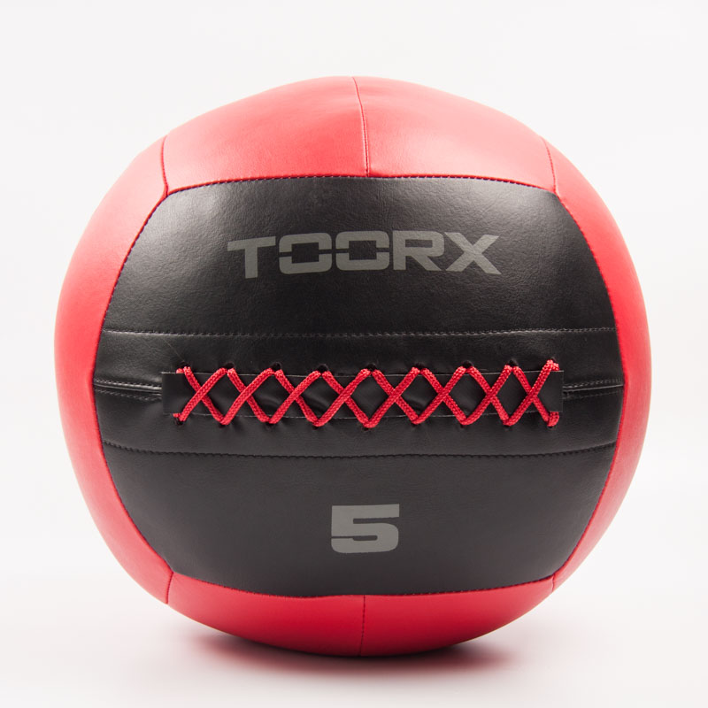 Billede af en rød wall ball på 5 kg fra TOORX